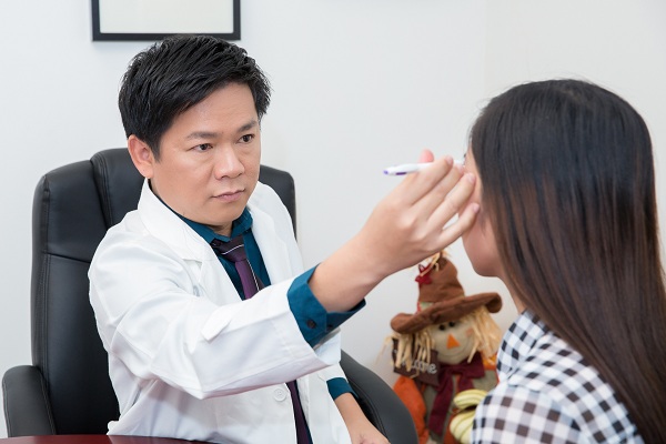 Bác sĩ chuyên khoa thẩm mỹ mắt trực tiếp thăm khám và tư vấn