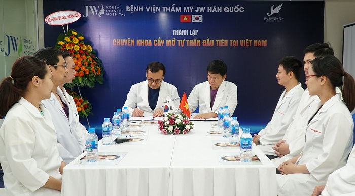 TS.BS Chul Hwan Seul cùng TS.BS Nguyễn Phan Tú Dung kí kết thành lập Chuyên khoa cấy mỡ tự thân tại JW Việt Nam