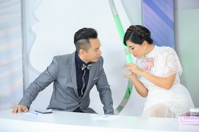 MC Anh Thơ và ca sĩ Việt Quang bất ngờ trước sự bền bỉ của túi nâng ngực 