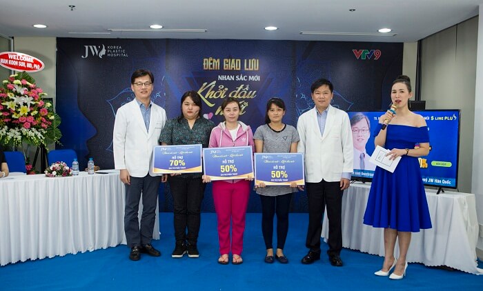 TS.BS Man Koon Suh và TS.BS Nguyễn Phan Tú Dung trao tặng chi phí hỗ trợ phẫu thuật cho các thí sinh