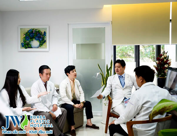 TS.BS Hong Lim Choi (ở giữa) trực tiếp chuyển giao kỹ thuật và kinh nghiệm cho các bác sĩ của bệnh viện thẩm mỹ JW Hàn Quốc tại Việt Nam.