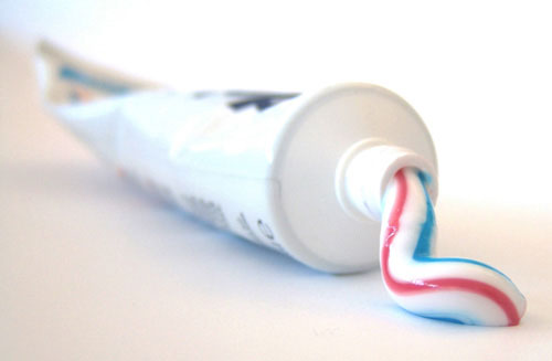 Bí quyết tẩy nốt ruồi bằng kem đánh răng cực đơn giản - Bệnh Viện Thẩm Mỹ JW Hàn Quốc