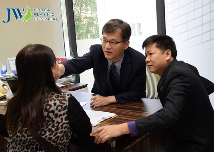 JW Hospital uses a unique operation technique to make the nose tip smooth and natural-looking.