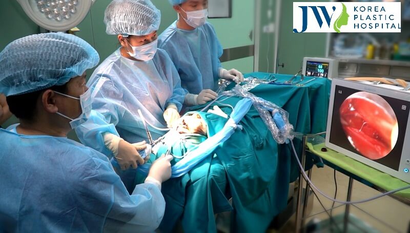 Using an endoscope so that recurrence of forehead wrinkles, it is minimized and the effects last longer.