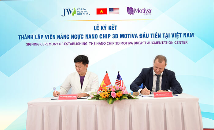 The signing ceremony of establishing the breast augmentation center.