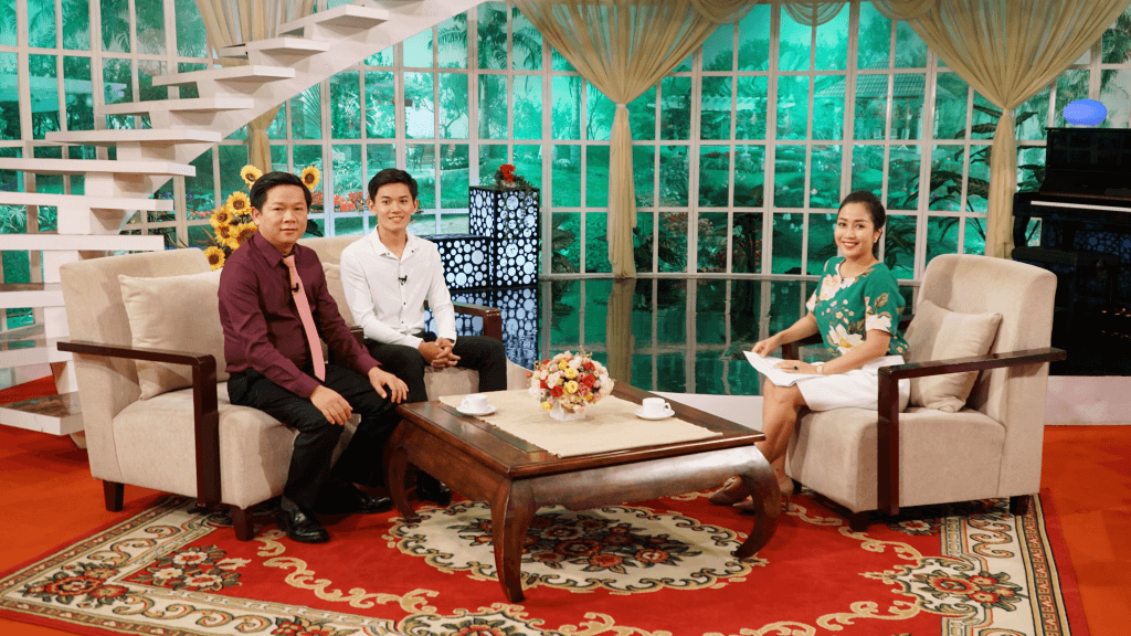 Khanh Du and Dr. Dung appear together on Vui Song Moi Ngay Show on VTV 2 Chanel